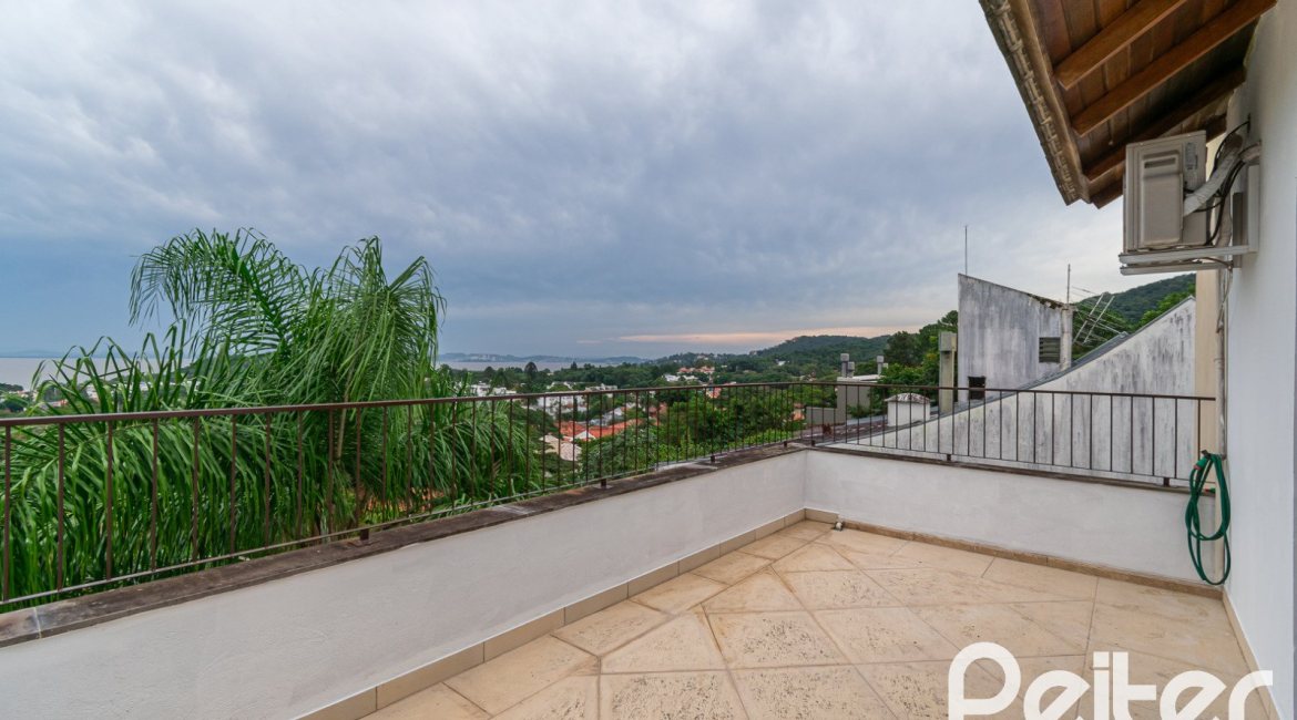 Casa à venda com 262m², 3 dormitórios, 1 suíte, 2 vagas, no bairro Jardim Isabel em Porto Alegre