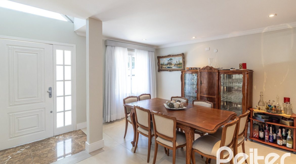 Casa à venda com 380m², 4 dormitórios, 4 suítes, 3 vagas, no bairro Vila Assunção em Porto Alegre