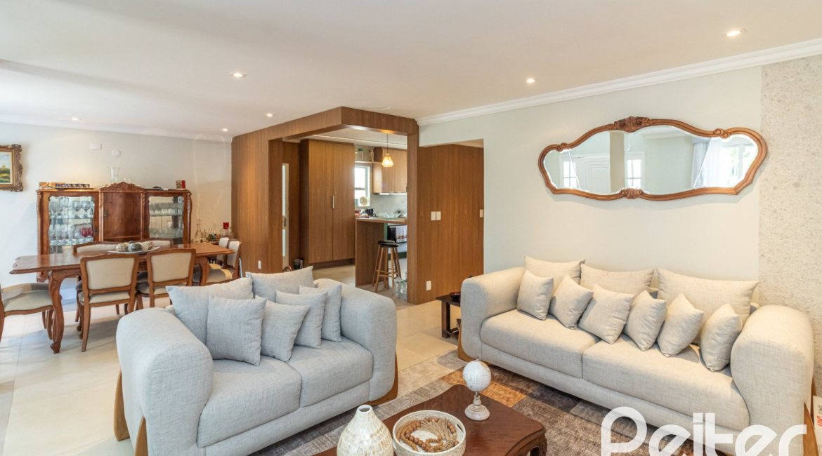 Casa à venda com 380m², 4 dormitórios, 4 suítes, 3 vagas, no bairro Vila Assunção em Porto Alegre