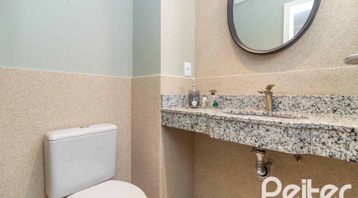 Casa à venda com 380m², 4 dormitórios, 4 suítes, 3 vagas, no bairro Vila Assunção em Porto Alegre