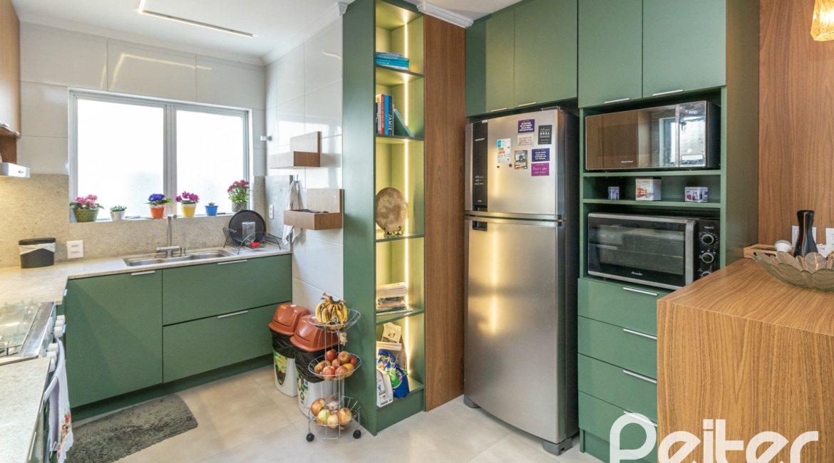 Casa à venda com 380m², 4 dormitórios, 4 suítes, 3 vagas, no bairro Vila Assunção em Porto Alegre