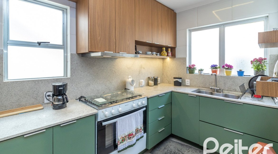 Casa à venda com 380m², 4 dormitórios, 4 suítes, 3 vagas, no bairro Vila Assunção em Porto Alegre