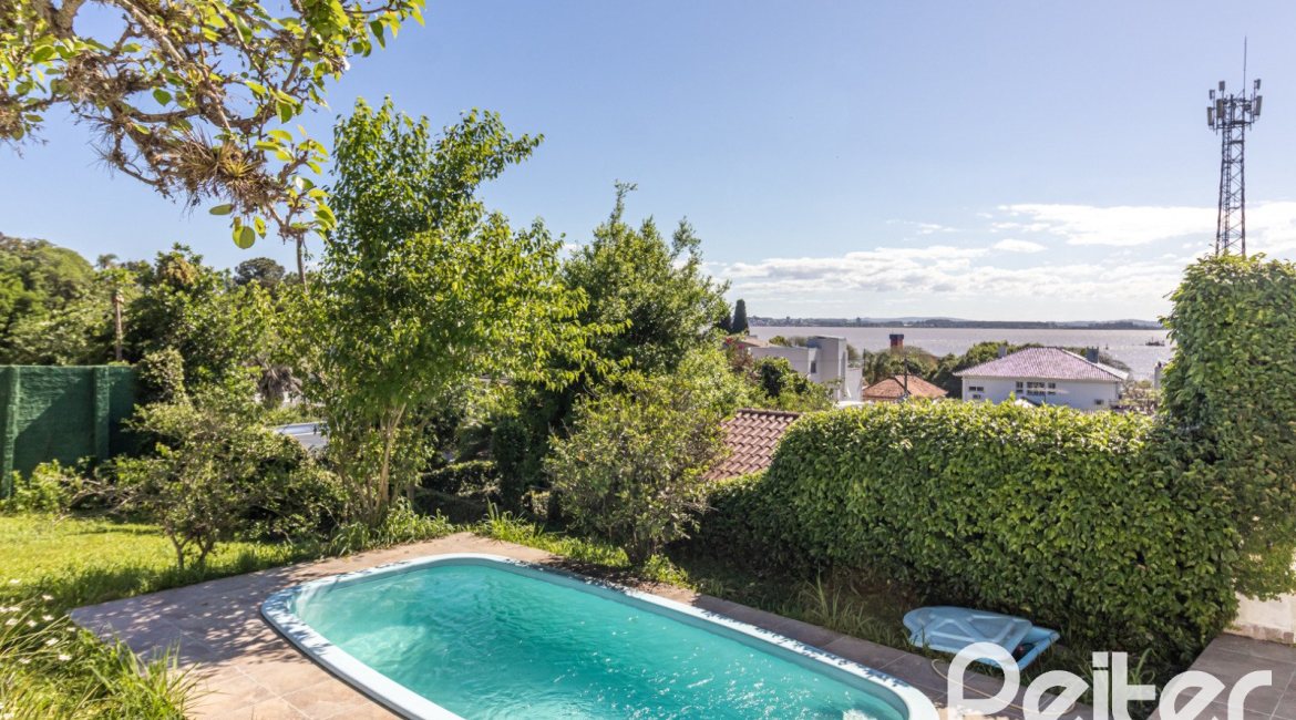 Casa à venda com 380m², 4 dormitórios, 4 suítes, 3 vagas, no bairro Vila Assunção em Porto Alegre