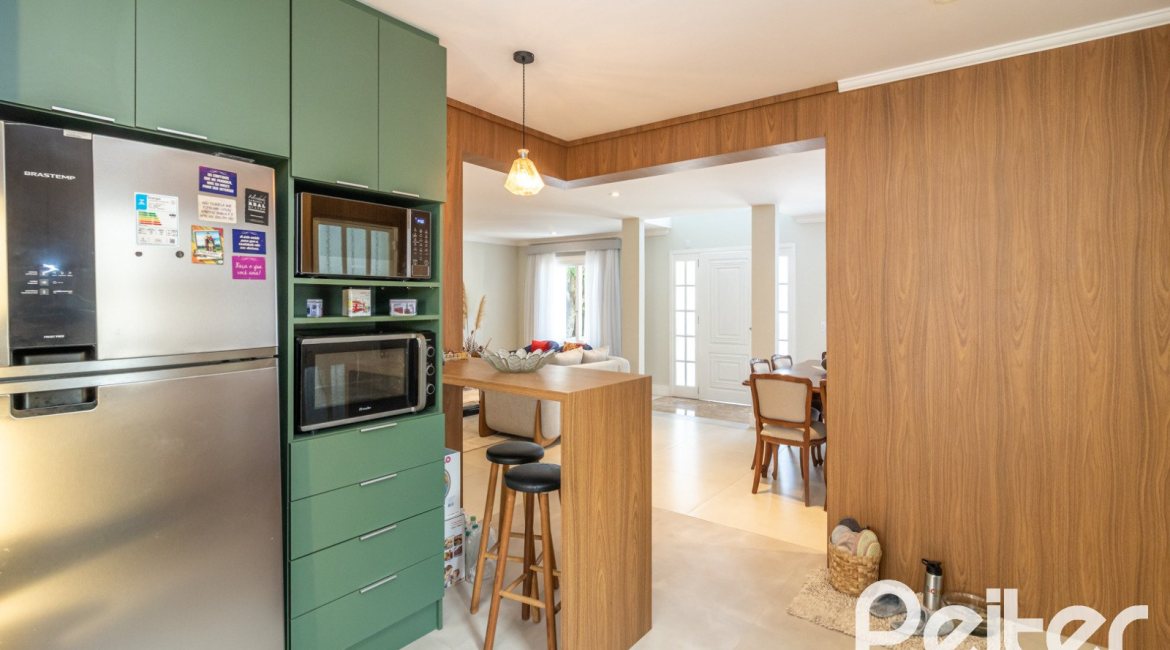 Casa à venda com 380m², 4 dormitórios, 4 suítes, 3 vagas, no bairro Vila Assunção em Porto Alegre