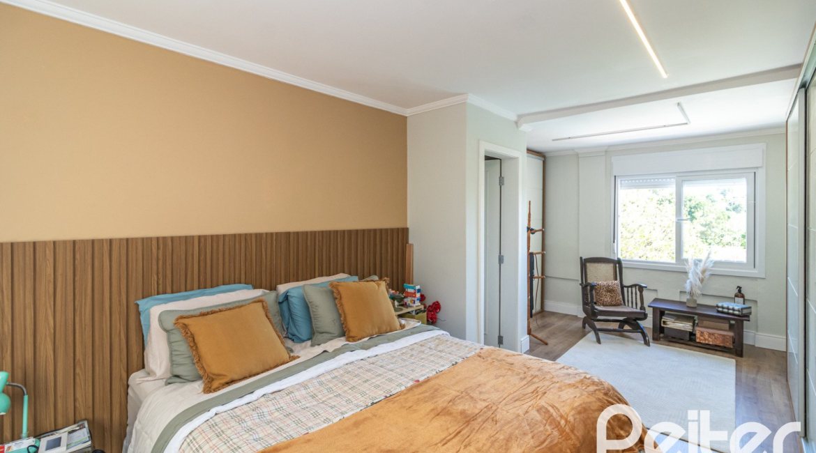 Casa à venda com 380m², 4 dormitórios, 4 suítes, 3 vagas, no bairro Vila Assunção em Porto Alegre