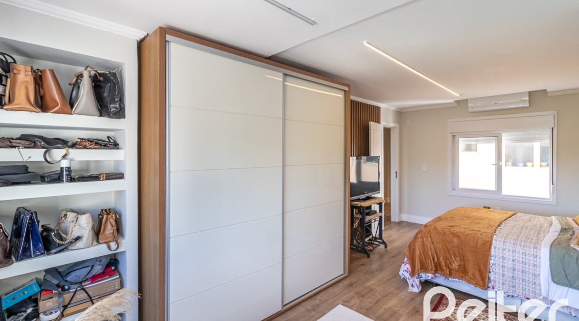 Casa à venda com 380m², 4 dormitórios, 4 suítes, 3 vagas, no bairro Vila Assunção em Porto Alegre