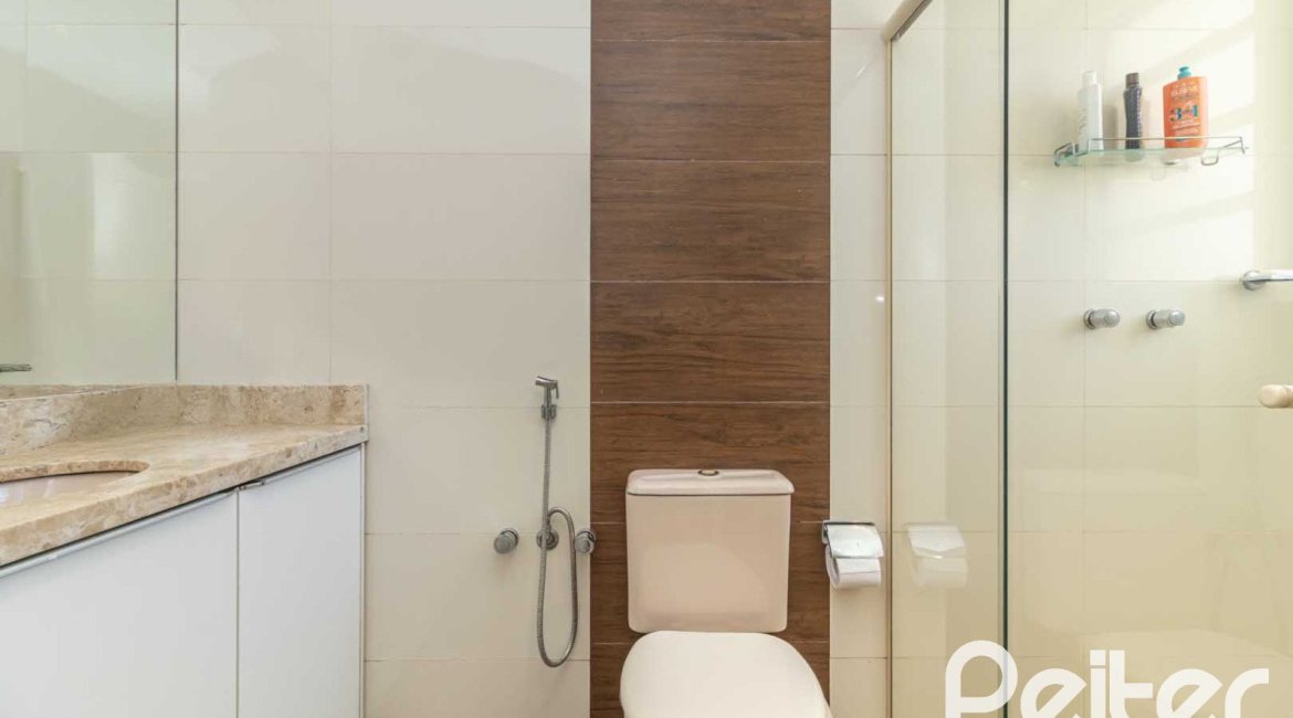 Casa à venda com 380m², 4 dormitórios, 4 suítes, 3 vagas, no bairro Vila Assunção em Porto Alegre