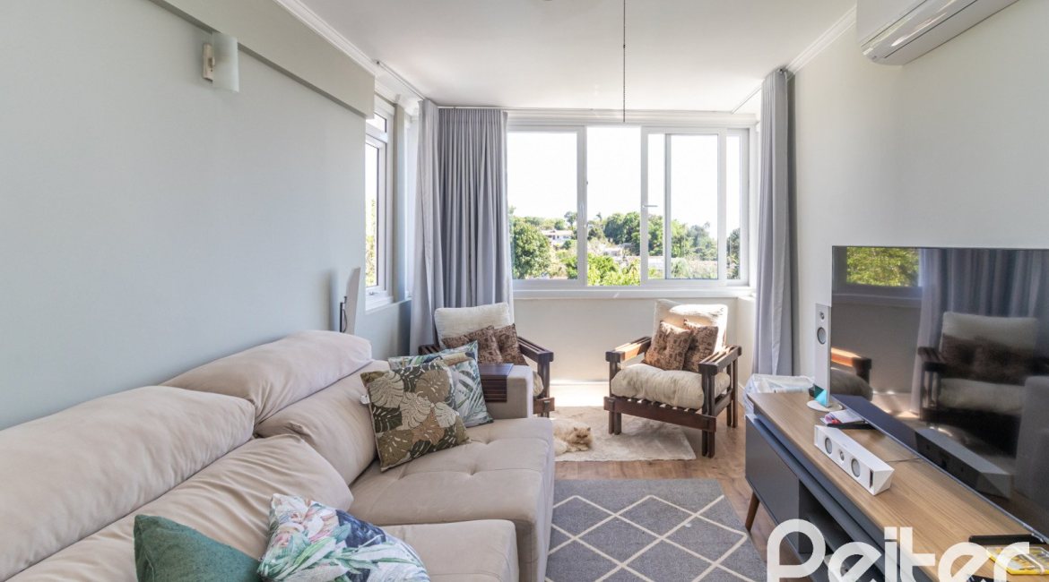 Casa à venda com 380m², 4 dormitórios, 4 suítes, 3 vagas, no bairro Vila Assunção em Porto Alegre