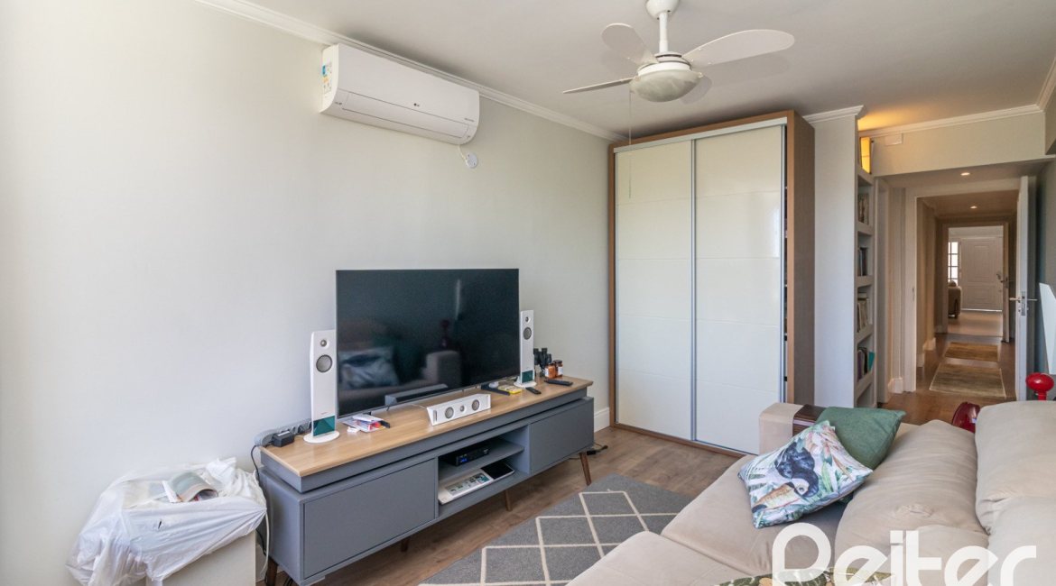 Casa à venda com 380m², 4 dormitórios, 4 suítes, 3 vagas, no bairro Vila Assunção em Porto Alegre