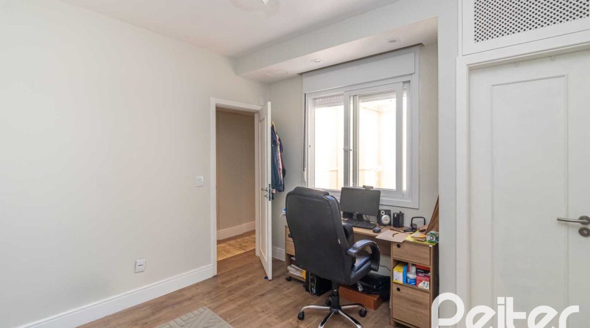 Casa à venda com 380m², 4 dormitórios, 4 suítes, 3 vagas, no bairro Vila Assunção em Porto Alegre