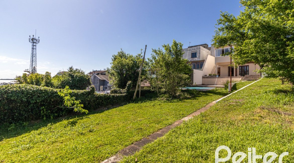 Casa à venda com 380m², 4 dormitórios, 4 suítes, 3 vagas, no bairro Vila Assunção em Porto Alegre