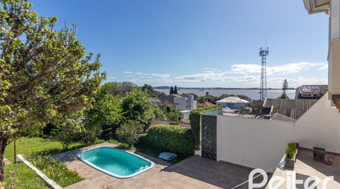 Casa à venda com 380m², 4 dormitórios, 4 suítes, 3 vagas, no bairro Vila Assunção em Porto Alegre