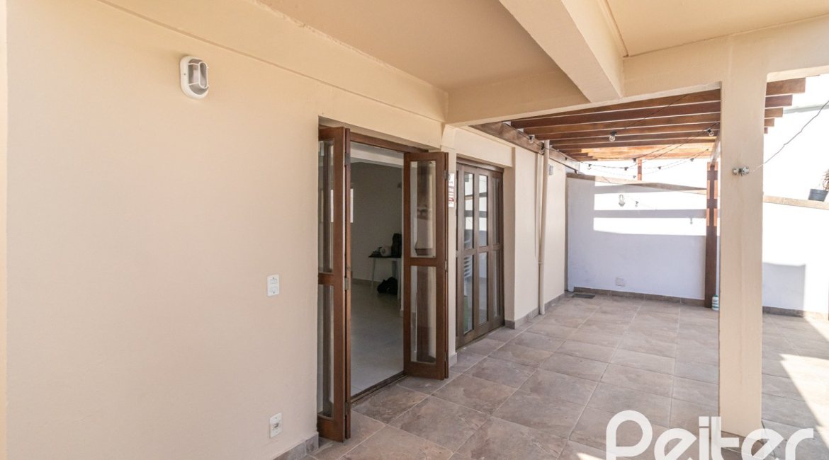 Casa à venda com 380m², 4 dormitórios, 4 suítes, 3 vagas, no bairro Vila Assunção em Porto Alegre