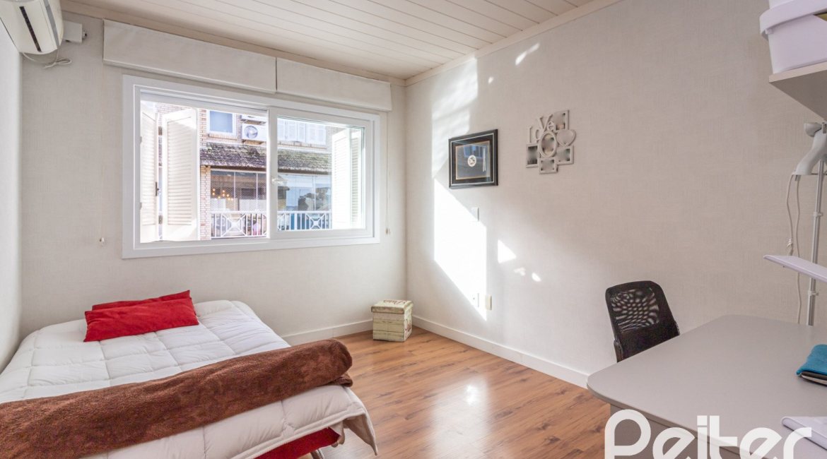 Casa em Condomínio à venda com 186m², 3 dormitórios, 1 suíte, 2 vagas, no bairro Sétimo Céu em Porto Alegre