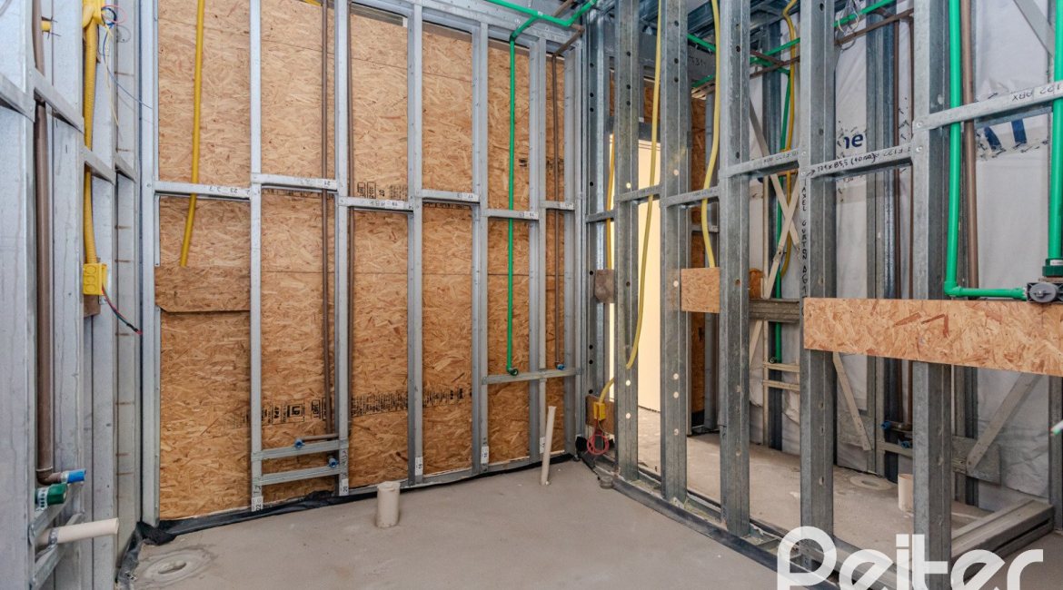 Casa em Condomínio à venda com 237m², 4 dormitórios, 4 suítes, 3 vagas, no bairro Vila Assunção em Porto Alegre