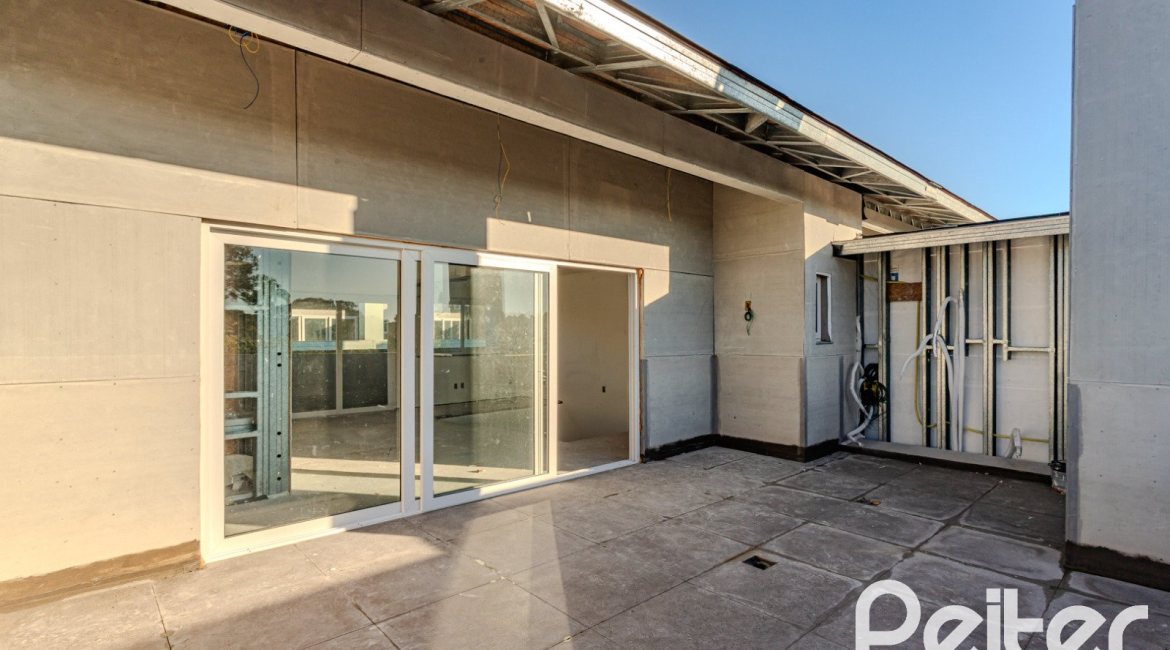 Casa em Condomínio à venda com 237m², 4 dormitórios, 4 suítes, 3 vagas, no bairro Vila Assunção em Porto Alegre