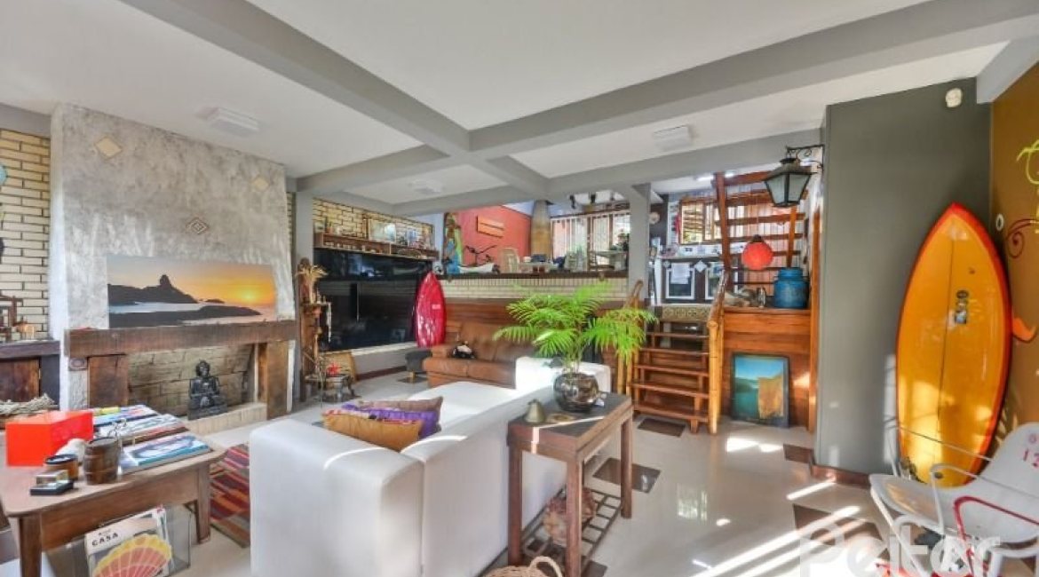 Casa à venda com 157m², 3 dormitórios, 1 suíte, 3 vagas, no bairro Guaruja em Porto Alegre
