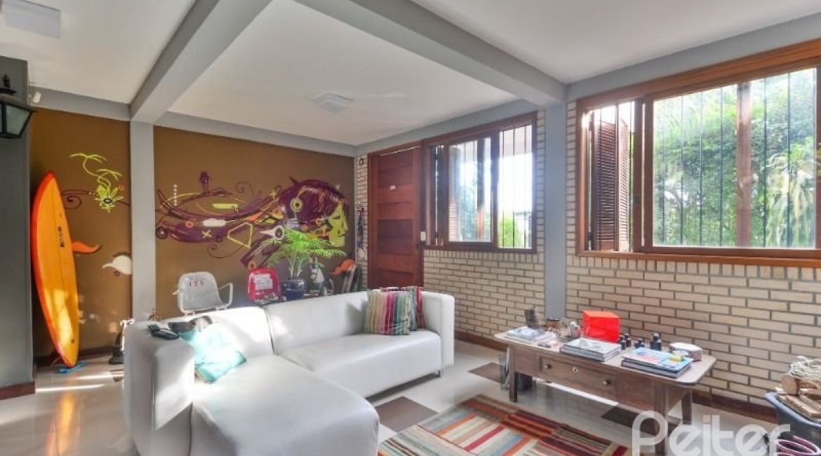 Casa à venda com 157m², 3 dormitórios, 1 suíte, 3 vagas, no bairro Guaruja em Porto Alegre