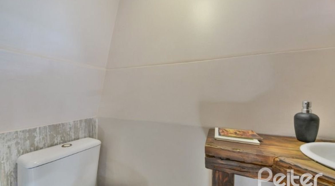 Casa à venda com 157m², 3 dormitórios, 1 suíte, 3 vagas, no bairro Guaruja em Porto Alegre
