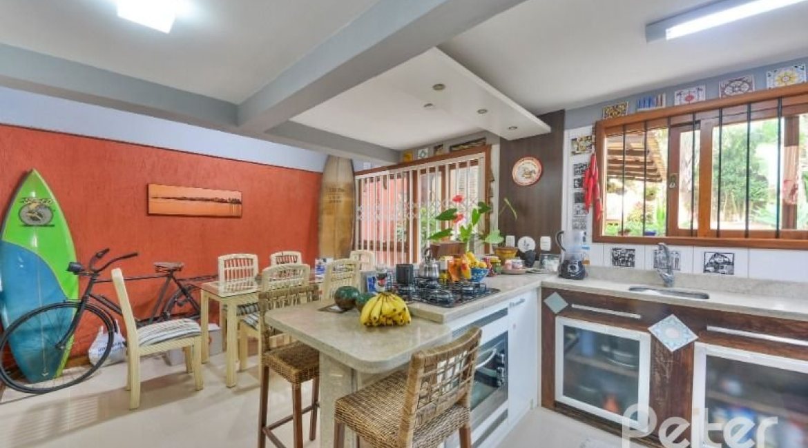 Casa à venda com 157m², 3 dormitórios, 1 suíte, 3 vagas, no bairro Guaruja em Porto Alegre