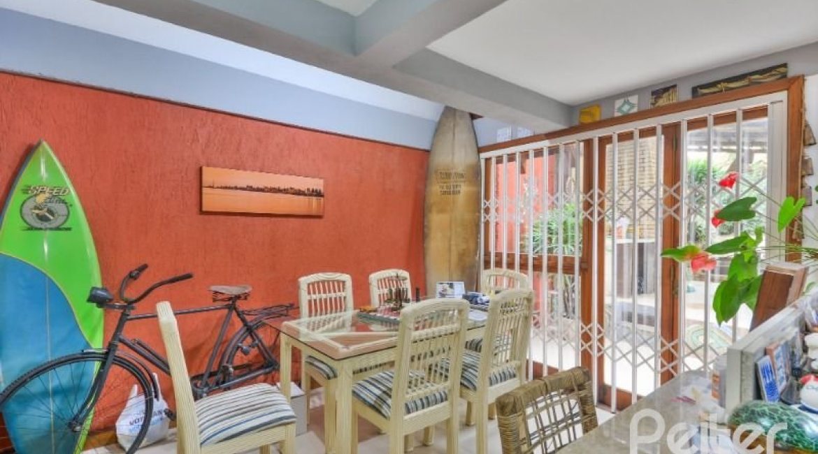 Casa à venda com 157m², 3 dormitórios, 1 suíte, 3 vagas, no bairro Guaruja em Porto Alegre