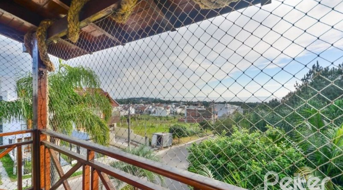 Casa à venda com 157m², 3 dormitórios, 1 suíte, 3 vagas, no bairro Guaruja em Porto Alegre