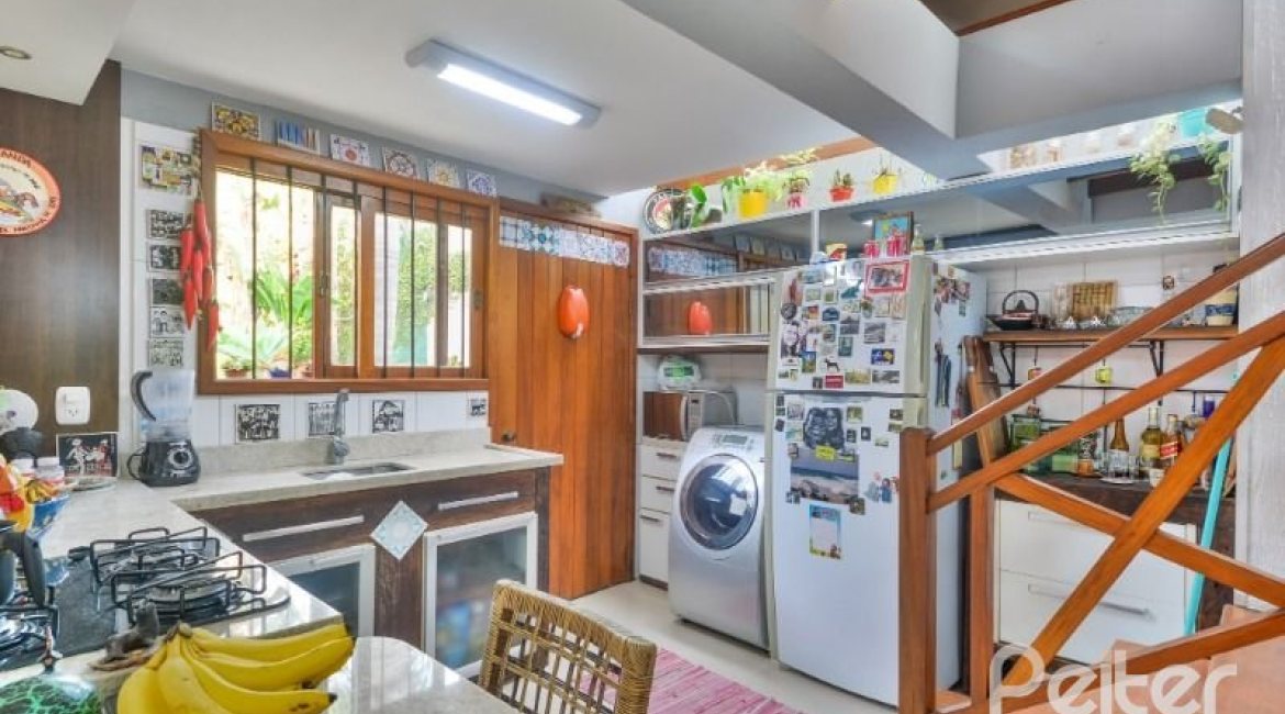 Casa à venda com 157m², 3 dormitórios, 1 suíte, 3 vagas, no bairro Guaruja em Porto Alegre