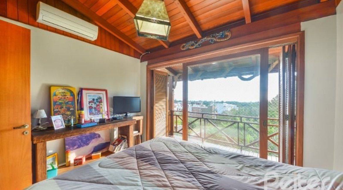 Casa à venda com 157m², 3 dormitórios, 1 suíte, 3 vagas, no bairro Guaruja em Porto Alegre