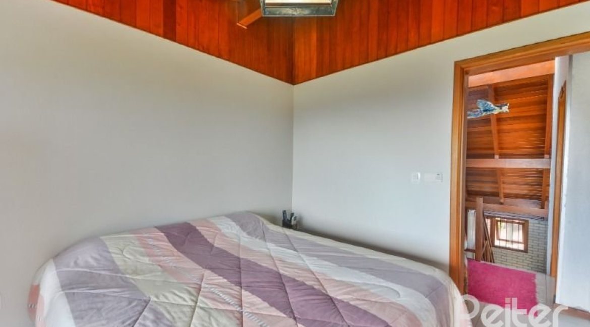 Casa à venda com 157m², 3 dormitórios, 1 suíte, 3 vagas, no bairro Guaruja em Porto Alegre
