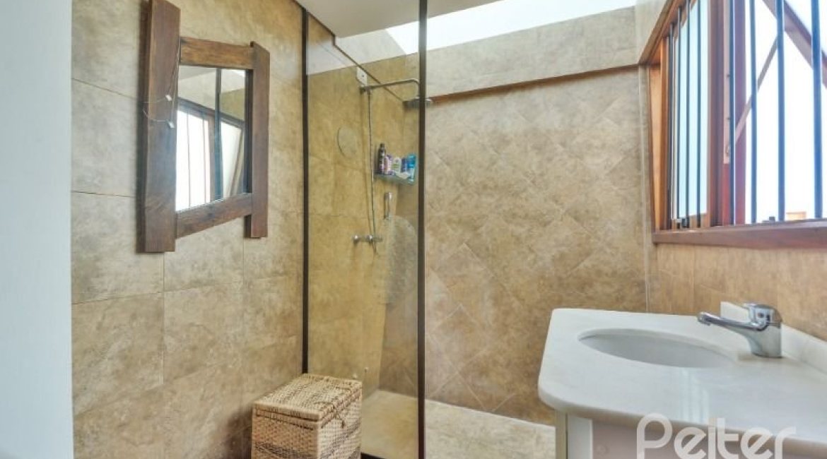 Casa à venda com 157m², 3 dormitórios, 1 suíte, 3 vagas, no bairro Guaruja em Porto Alegre