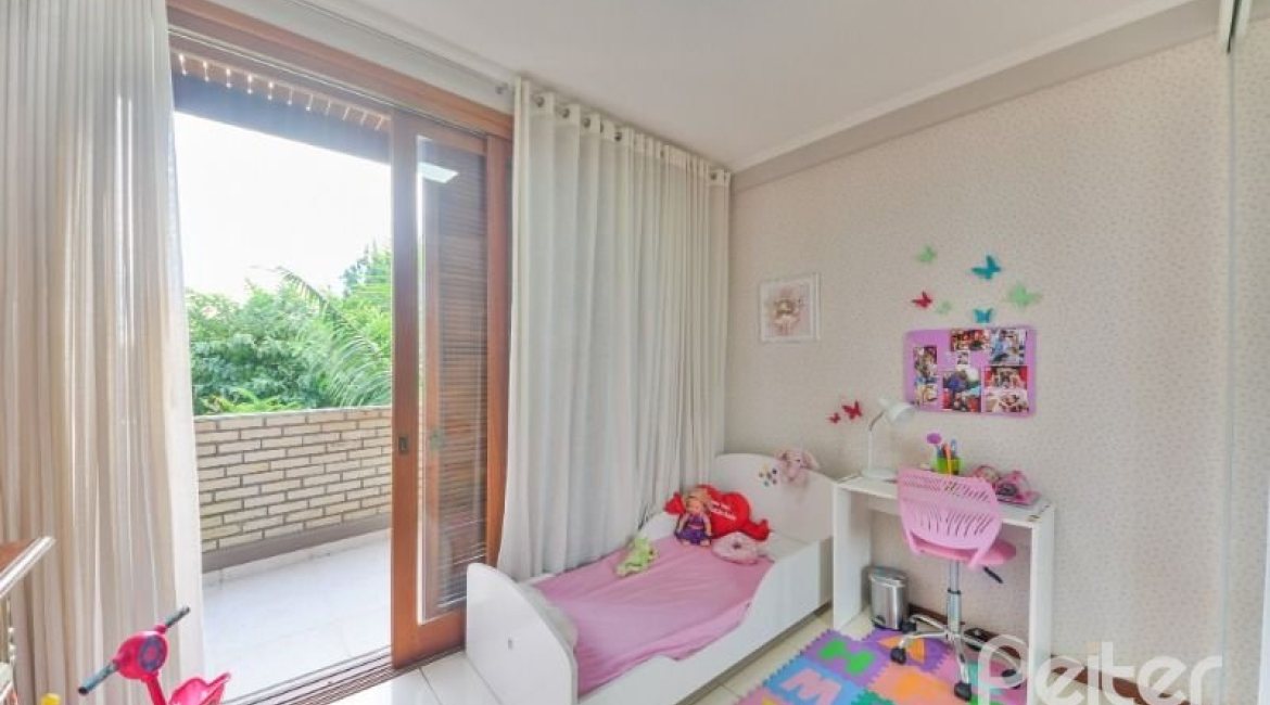 Casa à venda com 157m², 3 dormitórios, 1 suíte, 3 vagas, no bairro Guaruja em Porto Alegre