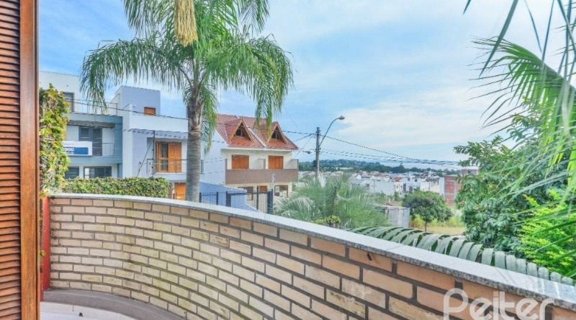 Casa à venda com 157m², 3 dormitórios, 1 suíte, 3 vagas, no bairro Guaruja em Porto Alegre