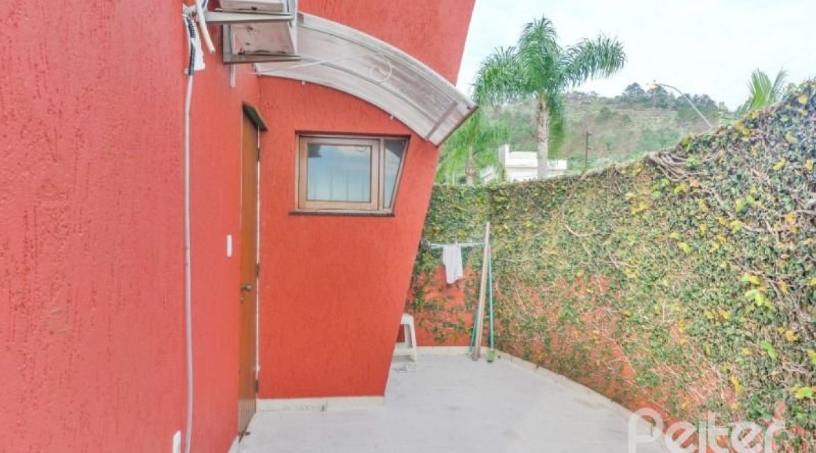 Casa à venda com 157m², 3 dormitórios, 1 suíte, 3 vagas, no bairro Guaruja em Porto Alegre