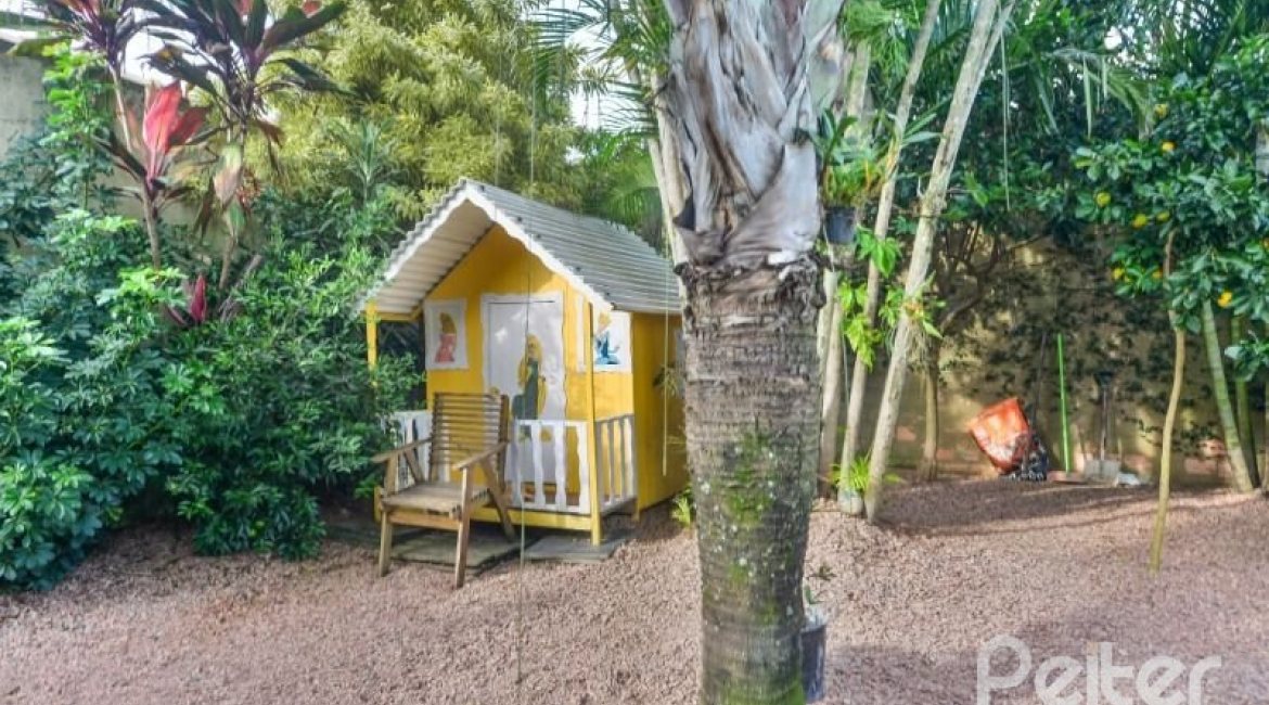 Casa à venda com 157m², 3 dormitórios, 1 suíte, 3 vagas, no bairro Guaruja em Porto Alegre