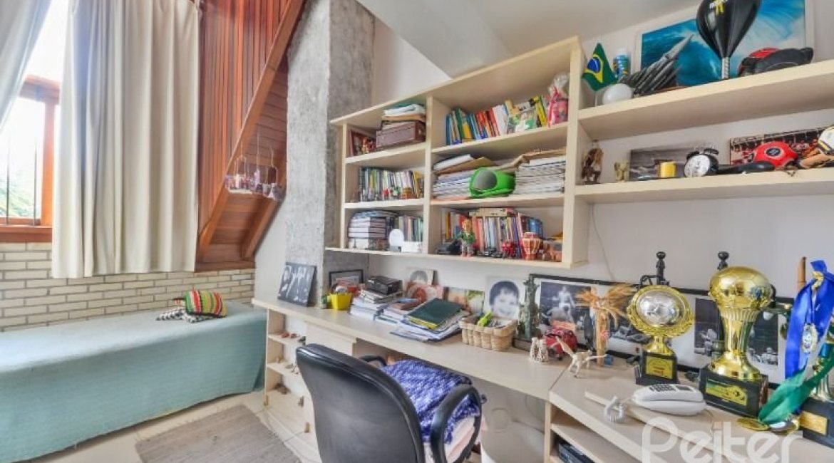 Casa à venda com 157m², 3 dormitórios, 1 suíte, 3 vagas, no bairro Guaruja em Porto Alegre