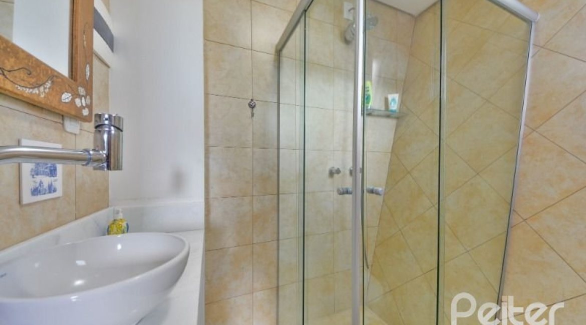 Casa à venda com 157m², 3 dormitórios, 1 suíte, 3 vagas, no bairro Guaruja em Porto Alegre