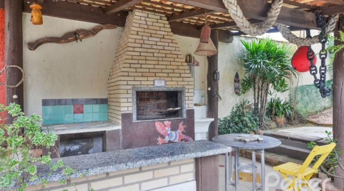 Casa à venda com 157m², 3 dormitórios, 1 suíte, 3 vagas, no bairro Guaruja em Porto Alegre