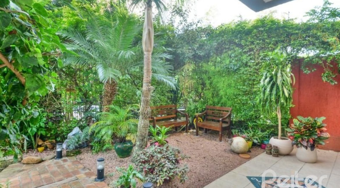 Casa à venda com 157m², 3 dormitórios, 1 suíte, 3 vagas, no bairro Guaruja em Porto Alegre