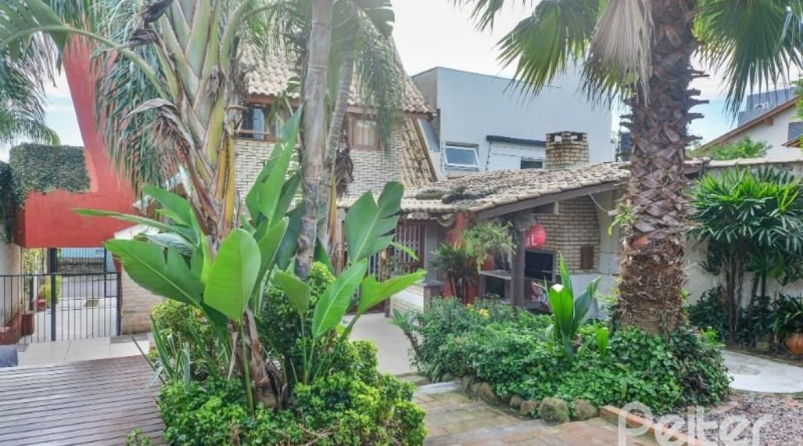 Casa à venda com 157m², 3 dormitórios, 1 suíte, 3 vagas, no bairro Guaruja em Porto Alegre