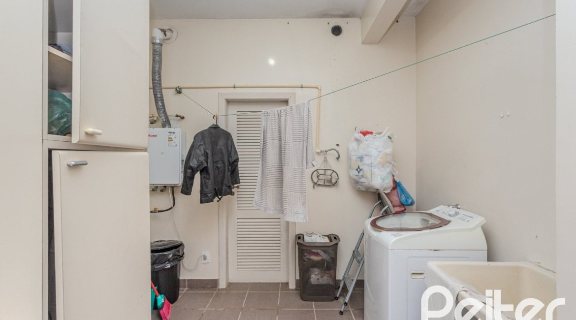 Casa à venda com 450m², 4 dormitórios, 3 suítes, 5 vagas, no bairro Vila Conceição em Porto Alegre
