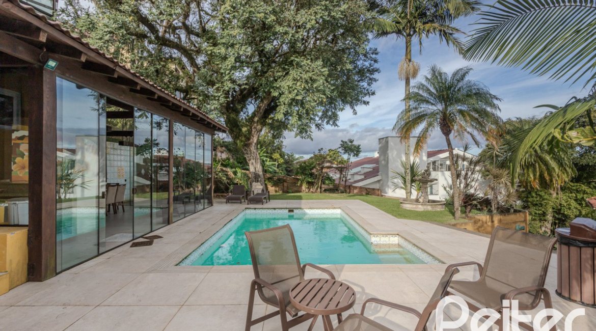 Casa à venda com 450m², 4 dormitórios, 3 suítes, 5 vagas, no bairro Vila Conceição em Porto Alegre