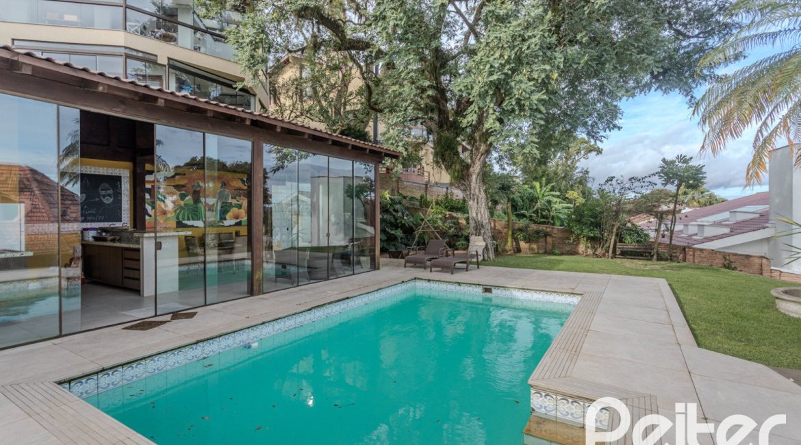 Casa à venda com 450m², 4 dormitórios, 3 suítes, 5 vagas, no bairro Vila Conceição em Porto Alegre