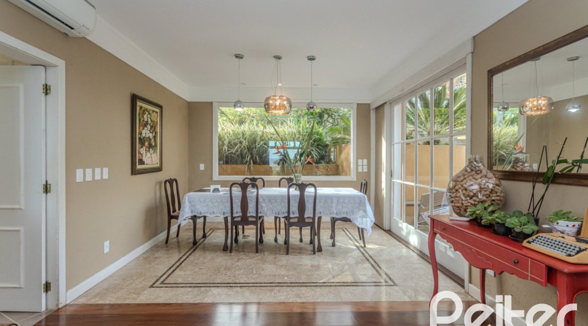 Casa à venda com 450m², 4 dormitórios, 3 suítes, 5 vagas, no bairro Vila Conceição em Porto Alegre