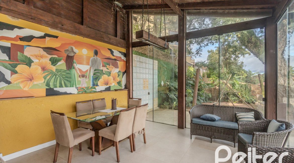 Casa à venda com 450m², 4 dormitórios, 3 suítes, 5 vagas, no bairro Vila Conceição em Porto Alegre