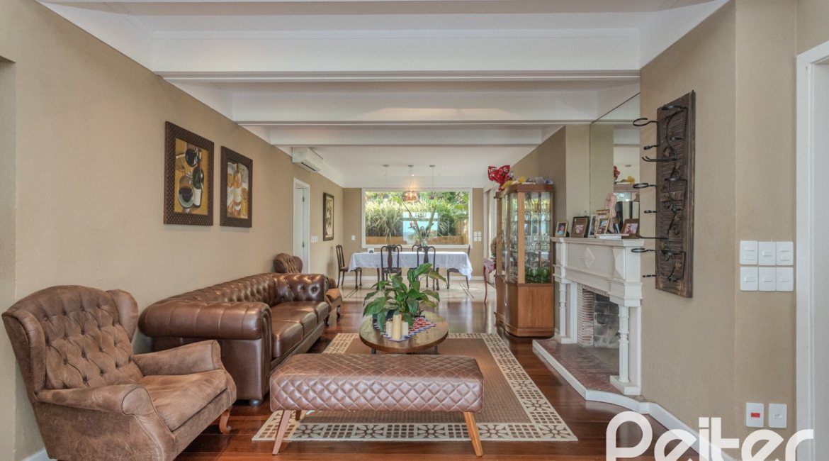 Casa à venda com 450m², 4 dormitórios, 3 suítes, 5 vagas, no bairro Vila Conceição em Porto Alegre
