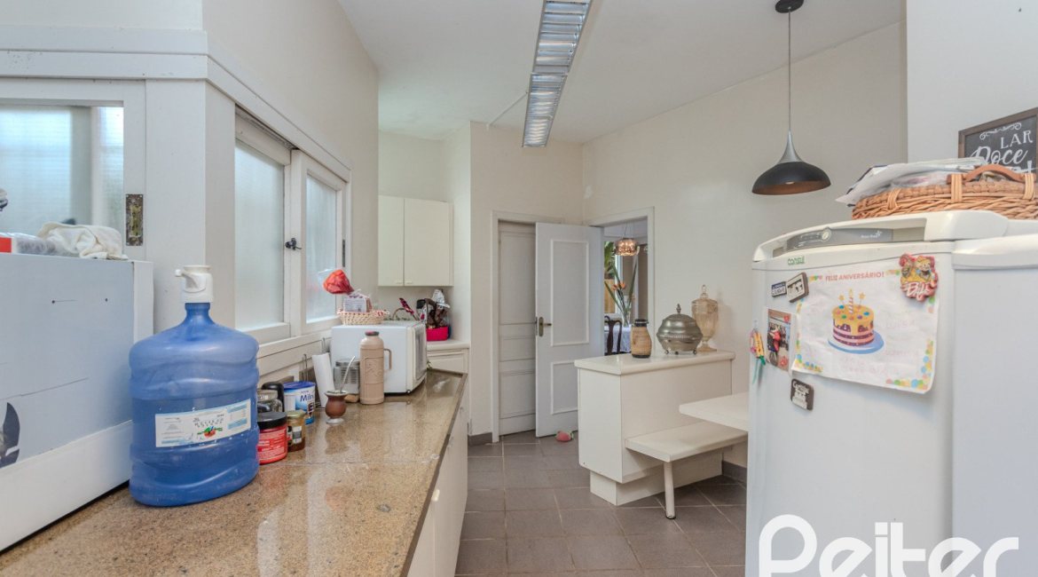 Casa à venda com 450m², 4 dormitórios, 3 suítes, 5 vagas, no bairro Vila Conceição em Porto Alegre