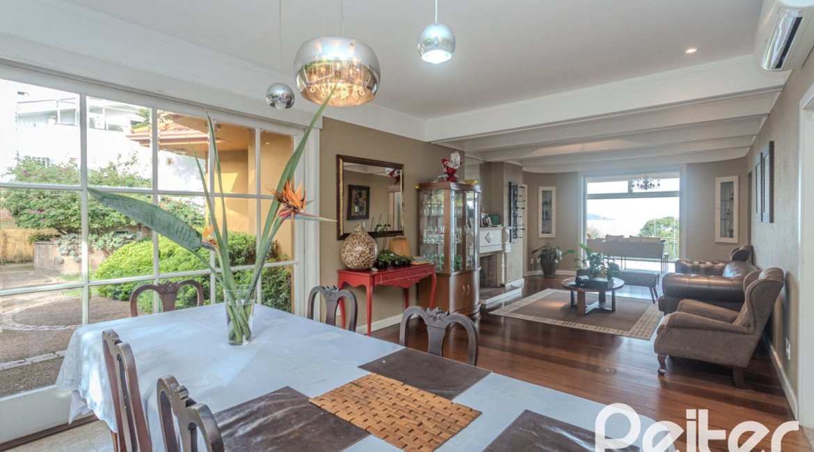 Casa à venda com 450m², 4 dormitórios, 3 suítes, 5 vagas, no bairro Vila Conceição em Porto Alegre