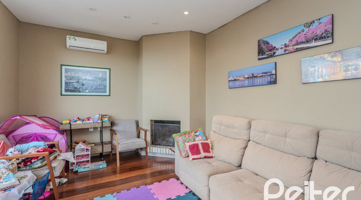 Casa à venda com 450m², 4 dormitórios, 3 suítes, 5 vagas, no bairro Vila Conceição em Porto Alegre