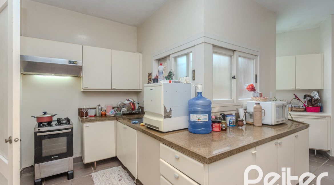 Casa à venda com 450m², 4 dormitórios, 3 suítes, 5 vagas, no bairro Vila Conceição em Porto Alegre