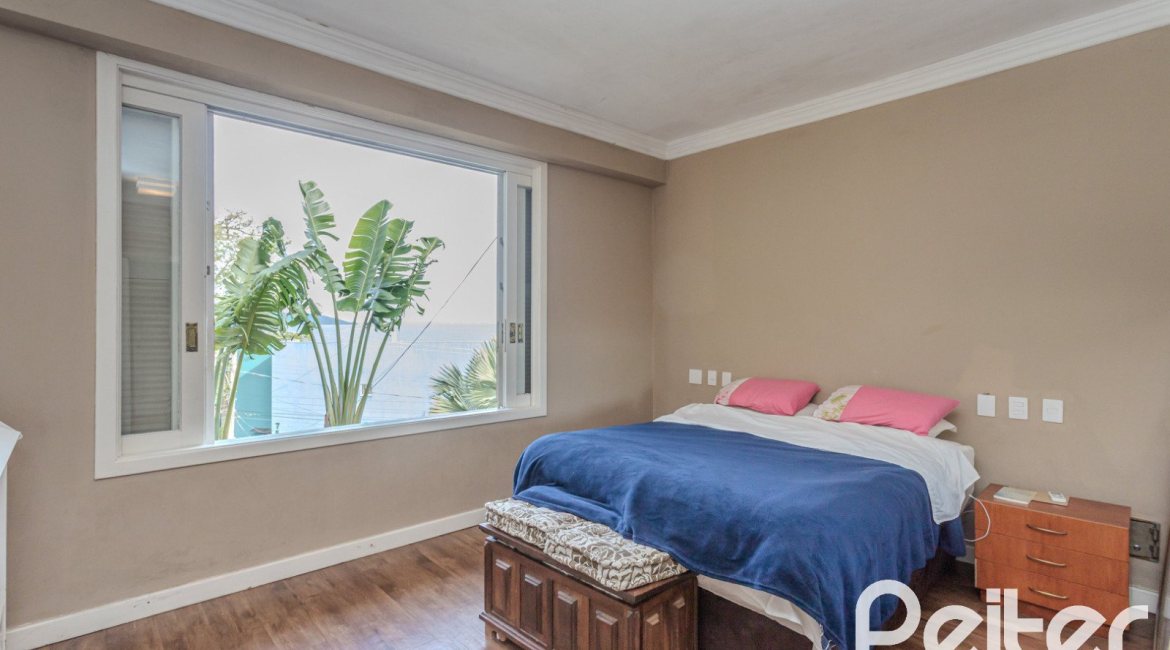 Casa à venda com 450m², 4 dormitórios, 3 suítes, 5 vagas, no bairro Vila Conceição em Porto Alegre